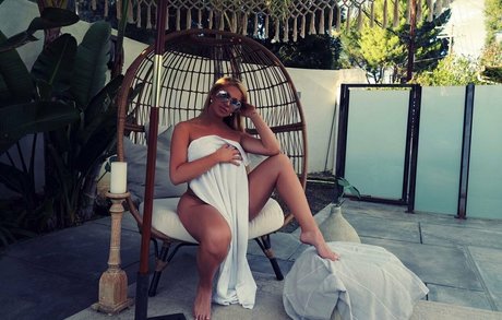 小柄なティーンオンリーファン セクシー裸 ギャラリー