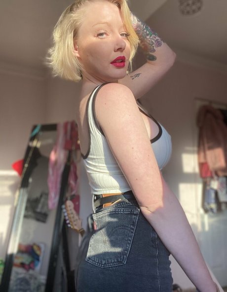 ティーンランジェリーOnlyFans アート裸 写真