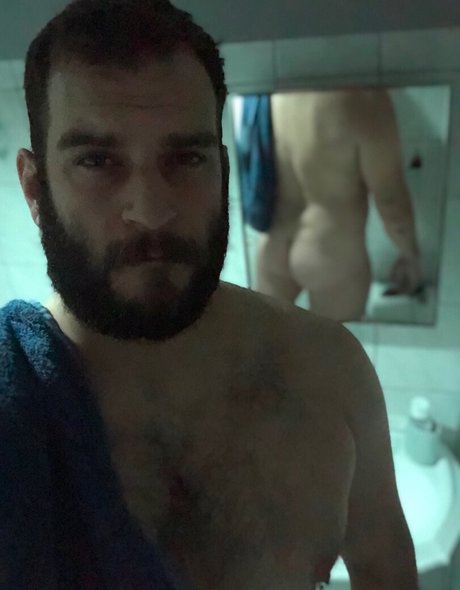 曲線美のラテン系オンリーファンズ ホットヌード 写真