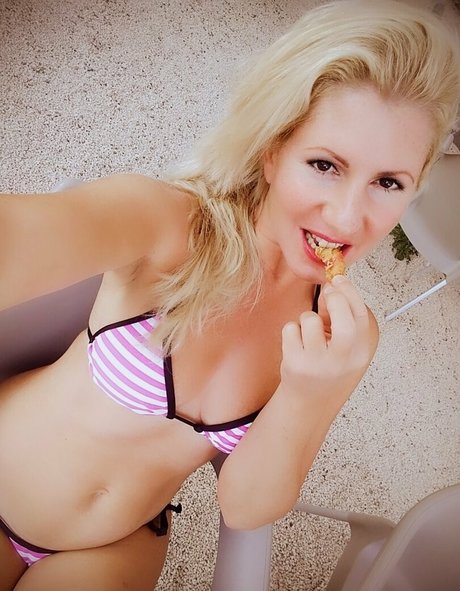 肉厚マンコオンリーファンズ 無料 写真