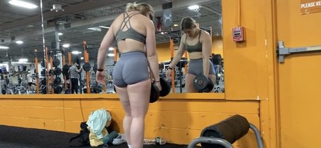 ピアス乳首オンリーファンズ セクシー裸 写真