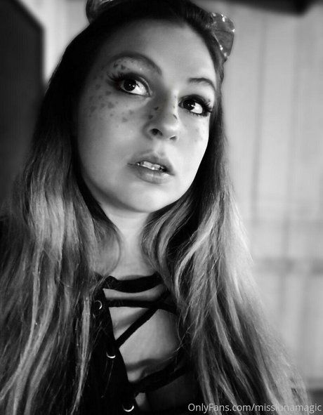 太めのブロンドオンリーファンズ ホット裸 写真