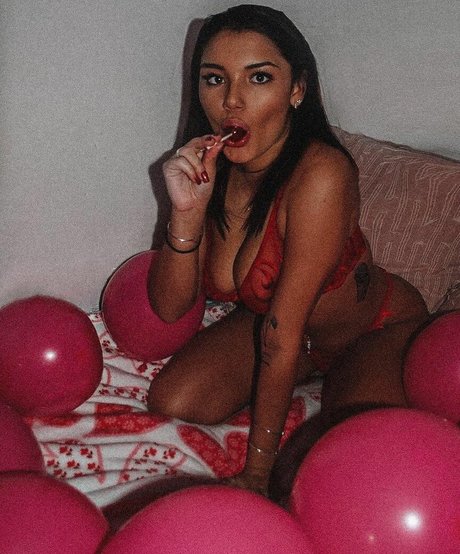 巨乳 パイズリ OnlyFans 無料セクシー 写真