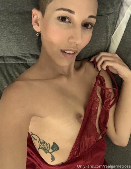 巨大な天然おっぱいオンリーファンズ セクシー 写真