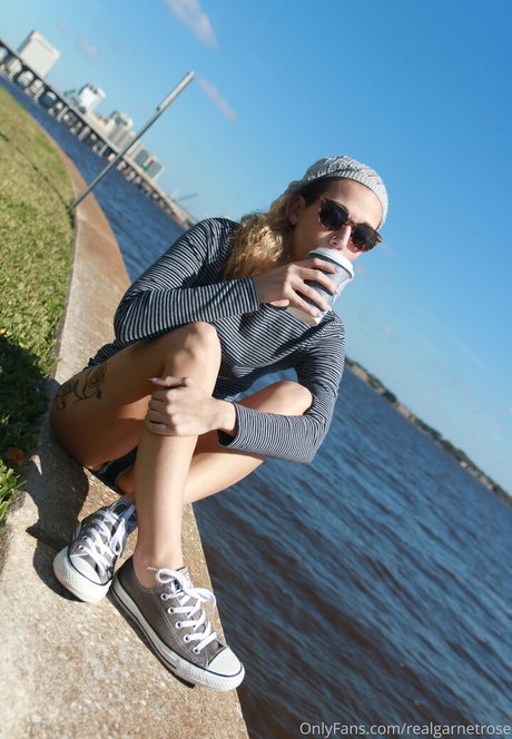 ピアス乳首オンリーファンズ 無料セクシー 画像