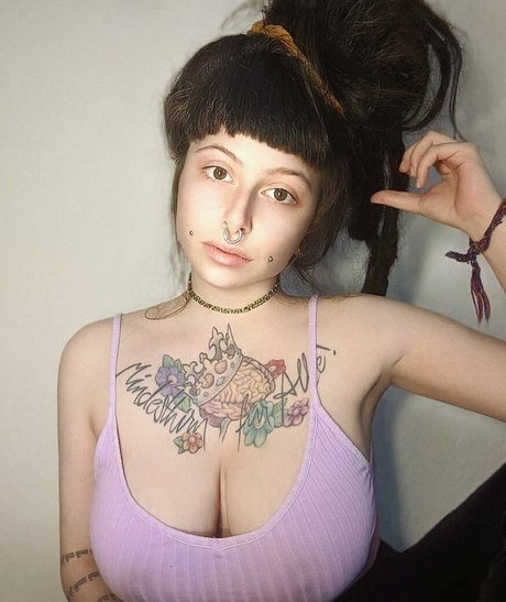 Zainab ヌードスター 写真