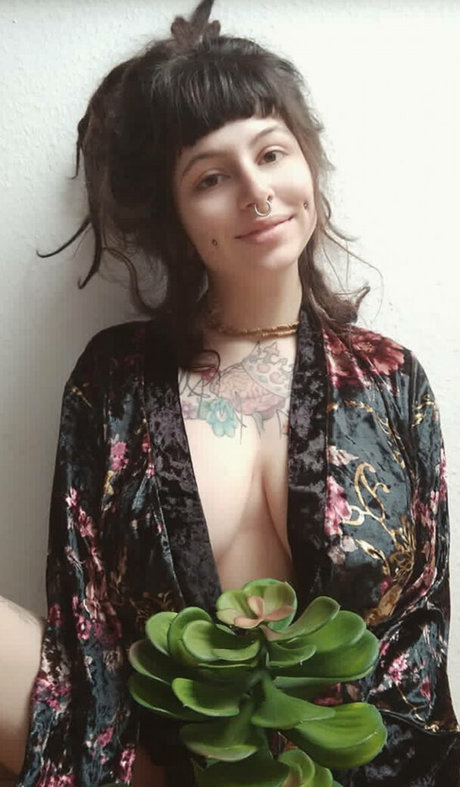 ブルネットの猫OnlyFans 美しい裸 画像