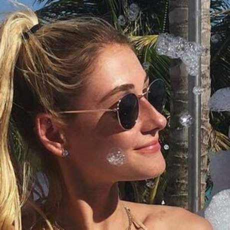 赤毛の熟女オンリーファンズ セクシーヌード 写真