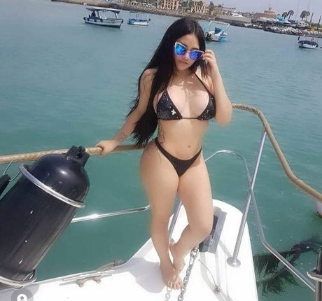 BBWシーメールオンリーファンズ セクシーヌード 画像