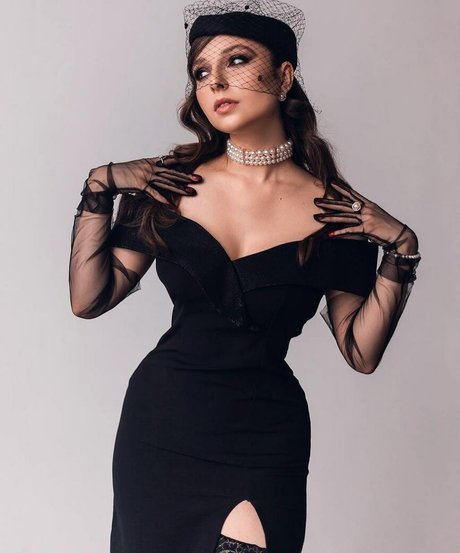 曲線美のラテン系オンリーファンズ アートポルノ ギャラリー