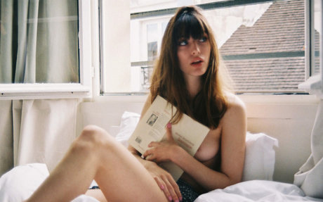 Louise Follain ポルノモデル アーカイブ