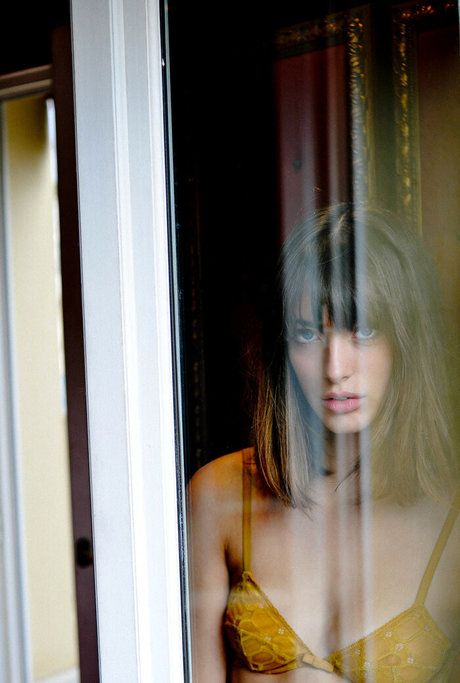 Louise Follain 美しいポルノスター 画像