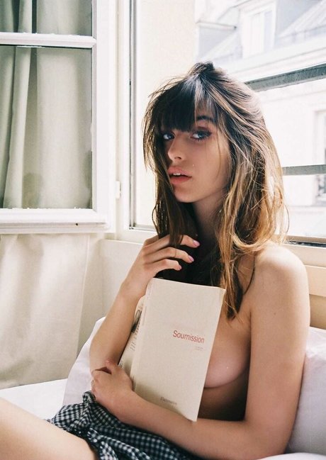 Louise Follain xxxスター 写真