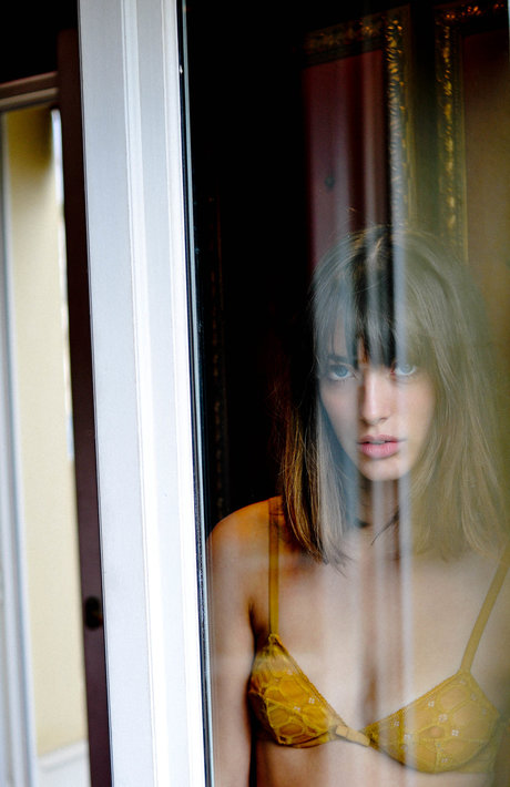 Louise Follain ヌードモデル 写真