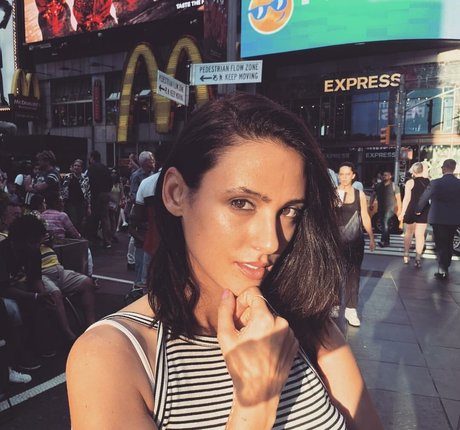 巨乳で曲線美のOnlyFans セクシーヌード 画像