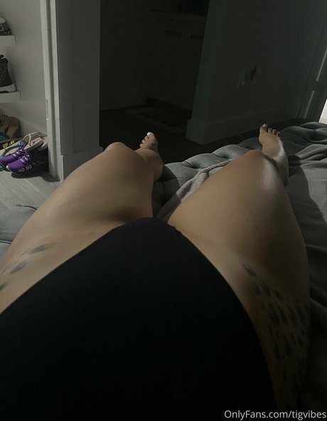 太めのブロンドオンリーファンズ エロチック 写真