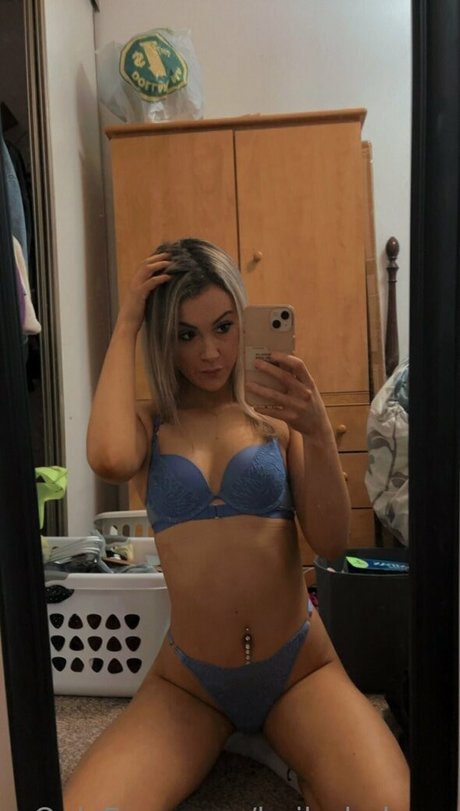 ブッシュ・オンリーファンズ セクシーヌード 写真