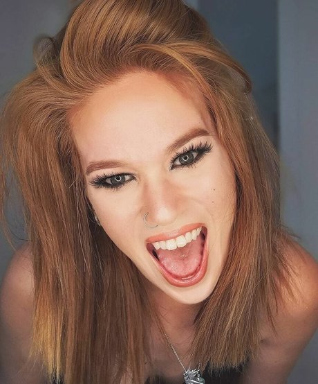 Hollie Bennett 高品質モデル 写真