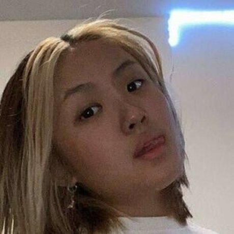 18歳のオンリーファンズ 美しい 写真