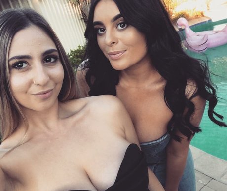 巨乳の黒人女性オンリーファンズ 美しいポルノ 画像