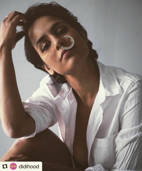 Agam Darshi 裸のポルノスター 写真