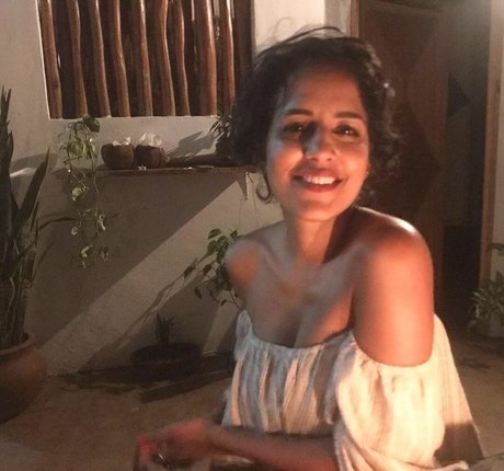 Agam Darshi セクシーモデル 写真