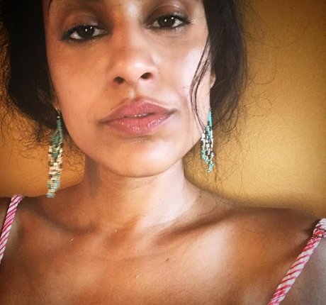 Agam Darshi エロティックモデル 写真