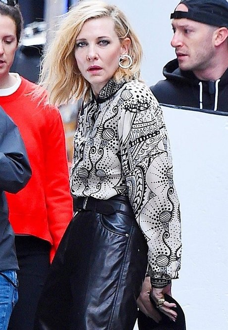 毛深い足のOnlyFans 美しいポルノ 写真