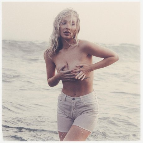 Anya Nicolodi ヌードスター 画像