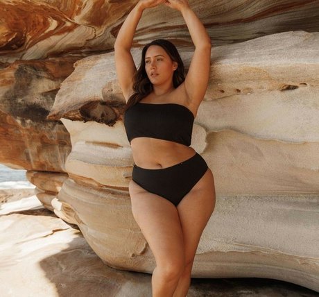 Yasmine MInovski 素敵な女優 写真