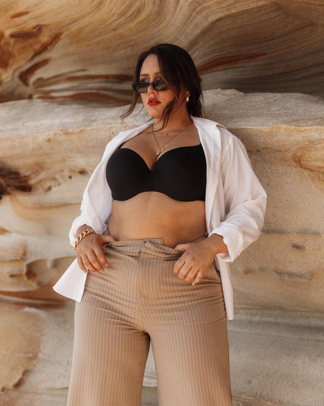 Yasmine MInovski トップ女優 写真