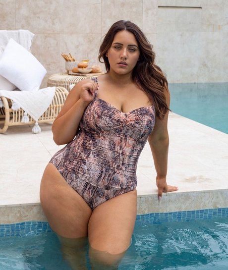 金髪クーガーオンリーファンズ ホットセクシー 写真