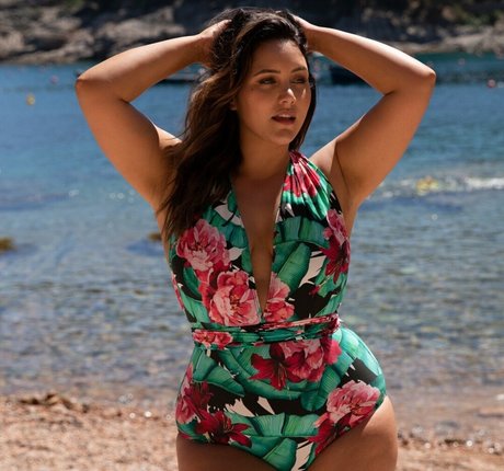 Yasmine MInovski xxx女優 写真