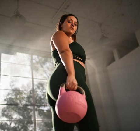 Yasmine MInovski トップスター ギャラリー