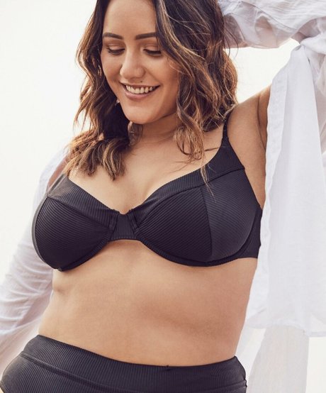 Yasmine MInovski 完璧な女優 画像