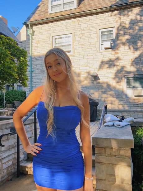 小柄で大きなお尻のOnlyFans 無料ヌード ギャラリー