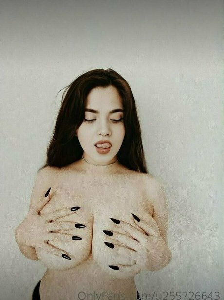 ピアス乳首オンリーファンズ 無料エロ ギャラリー