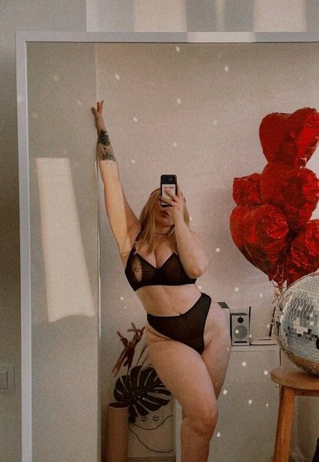 裸の熟女オンリーファンズ アートヌード ギャラリー