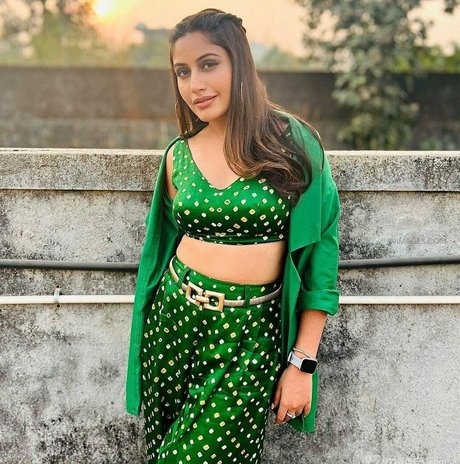 Surbhi Chandna 無料女優 写真