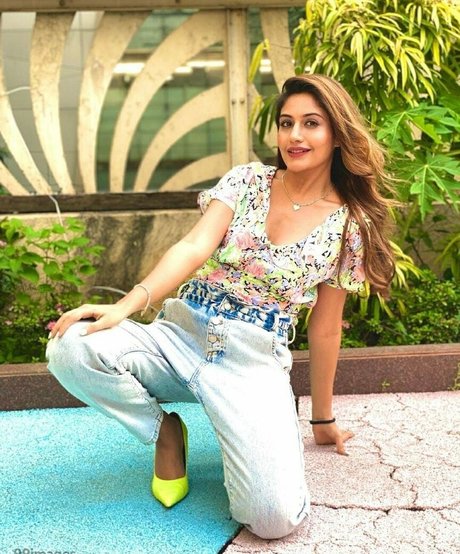 Surbhi Chandna 完璧なスター 画像
