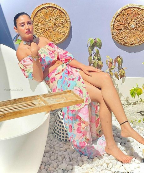 Surbhi Chandna 素敵なモデル ギャラリー