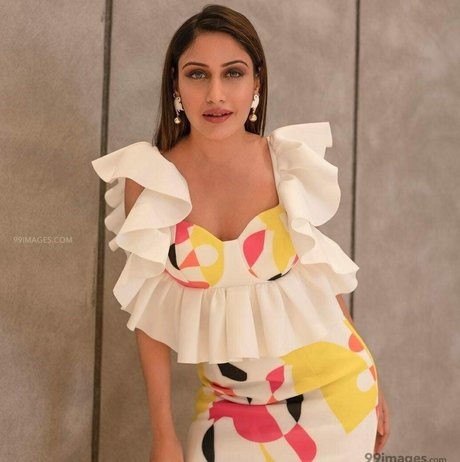 Surbhi Chandna 無料女優 画像