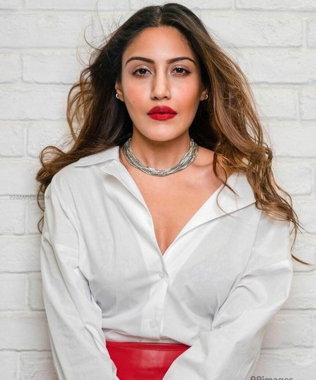 Surbhi Chandna ヌードモデル 写真