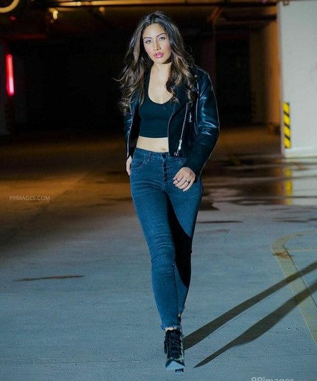 Surbhi Chandna HDポルノスター 写真