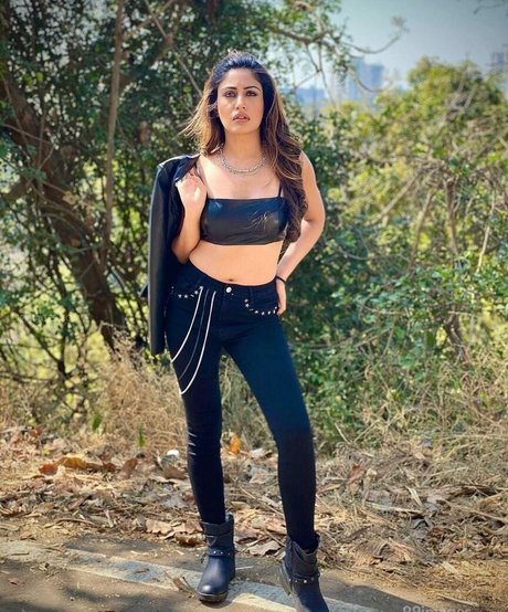 Surbhi Chandna スター 裸 写真