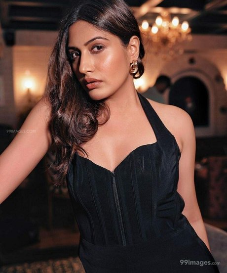 Surbhi Chandna ポルノスター トップ 写真