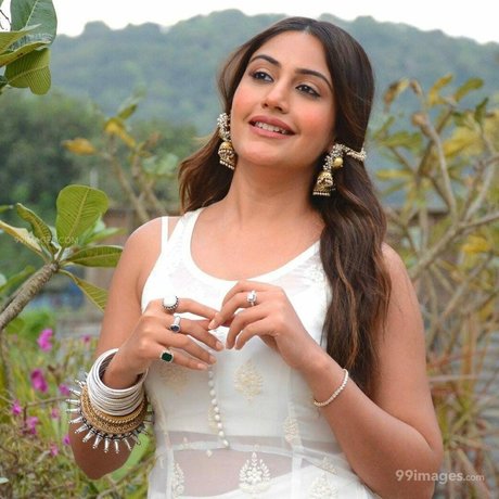Surbhi Chandna 完璧なスター 写真