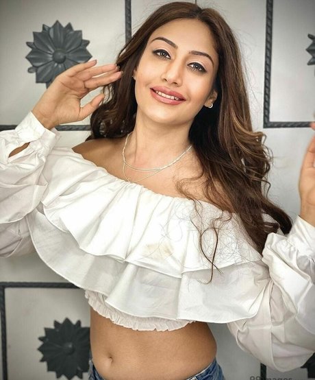 Surbhi Chandna 無料モデル 画像