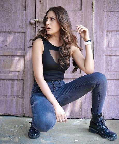 Surbhi Chandna Bilder