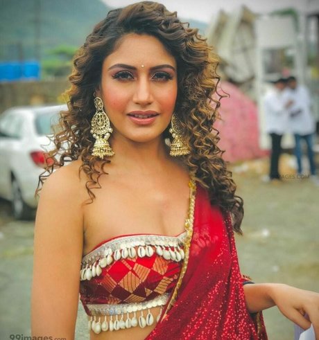 Surbhi Chandna ヌードモデル 画像